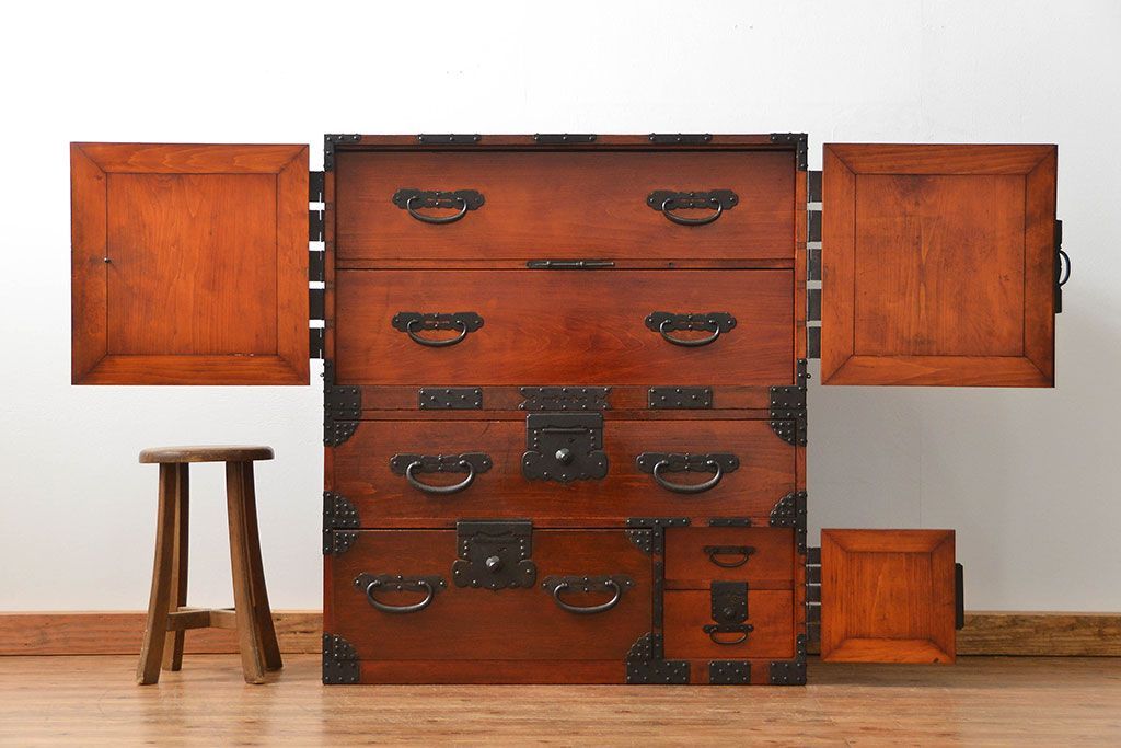 アンティーク家具　古民具・骨董 重厚な金具の美しい観音開き時代箪笥(帳場箪笥、たんす)