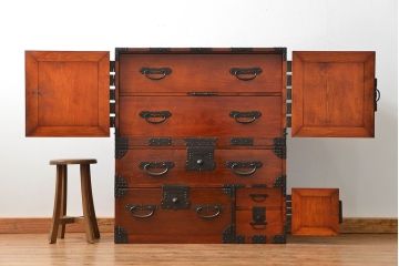 アンティーク家具　古民具・骨董 重厚な金具の美しい観音開き時代箪笥(帳場箪笥、たんす)