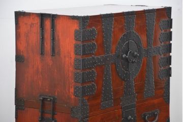 アンティーク家具　古民具・骨董 重厚な金具の美しい観音開き時代箪笥(帳場箪笥、たんす)