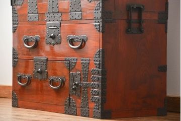 アンティーク家具　古民具・骨董 重厚な金具の美しい観音開き時代箪笥(帳場箪笥、たんす)