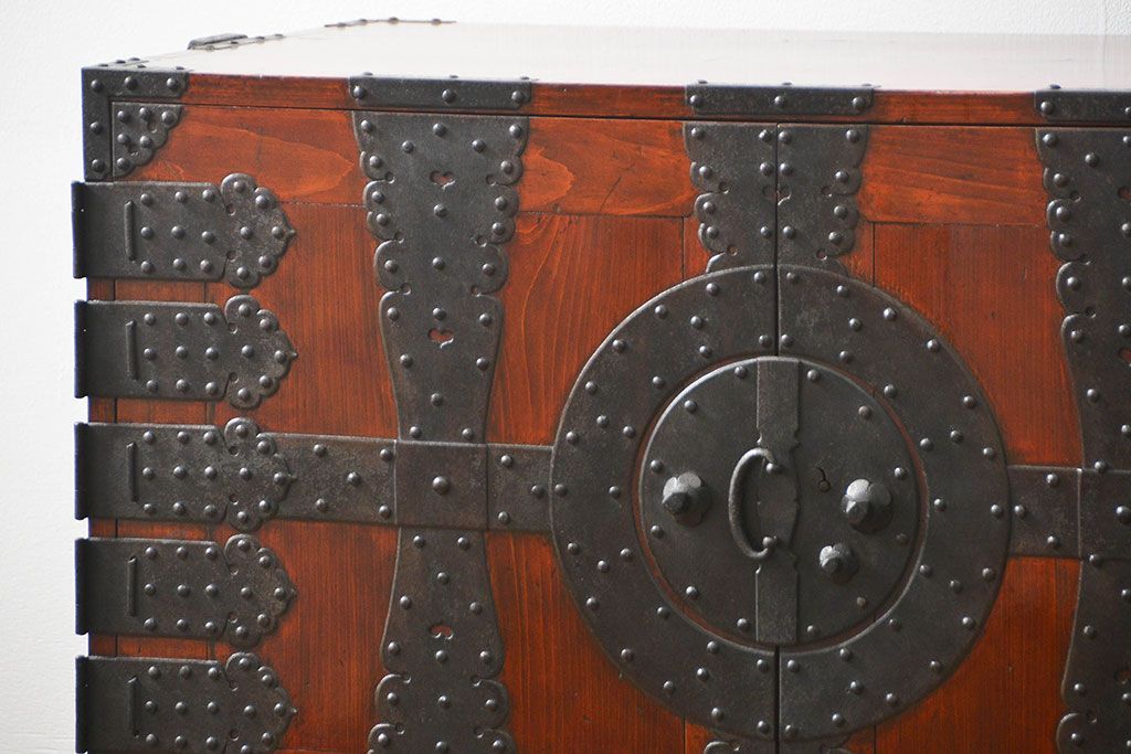 アンティーク家具　古民具・骨董 重厚な金具の美しい観音開き時代箪笥(帳場箪笥、たんす)