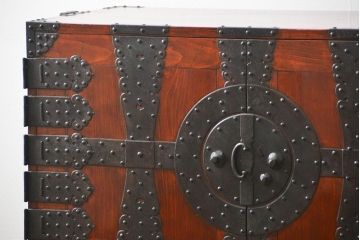 アンティーク家具　古民具・骨董 重厚な金具の美しい観音開き時代箪笥(帳場箪笥、たんす)