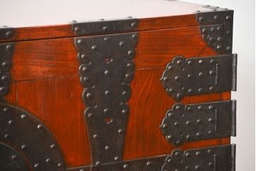 アンティーク家具　古民具・骨董 重厚な金具の美しい観音開き時代箪笥(帳場箪笥、たんす)