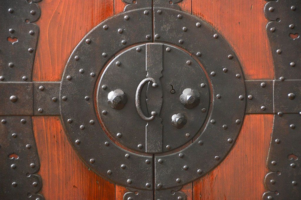 アンティーク家具　古民具・骨董 重厚な金具の美しい観音開き時代箪笥(帳場箪笥、たんす)