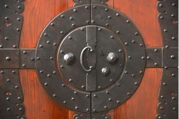 アンティーク家具　古民具・骨董 重厚な金具の美しい観音開き時代箪笥(帳場箪笥、たんす)