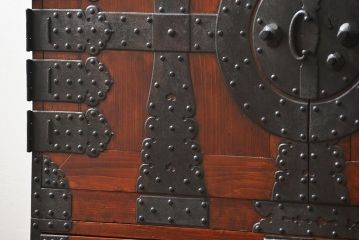 アンティーク家具　古民具・骨董 重厚な金具の美しい観音開き時代箪笥(帳場箪笥、たんす)