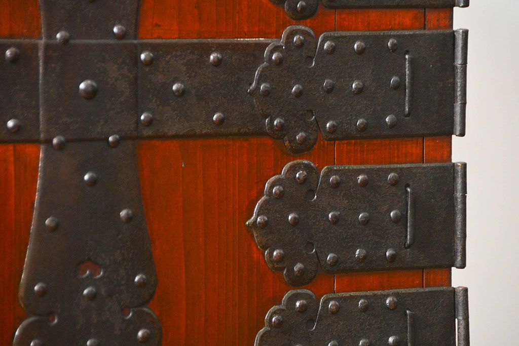 アンティーク家具　古民具・骨董 重厚な金具の美しい観音開き時代箪笥(帳場箪笥、たんす)