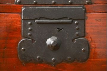 アンティーク家具　古民具・骨董 重厚な金具の美しい観音開き時代箪笥(帳場箪笥、たんす)