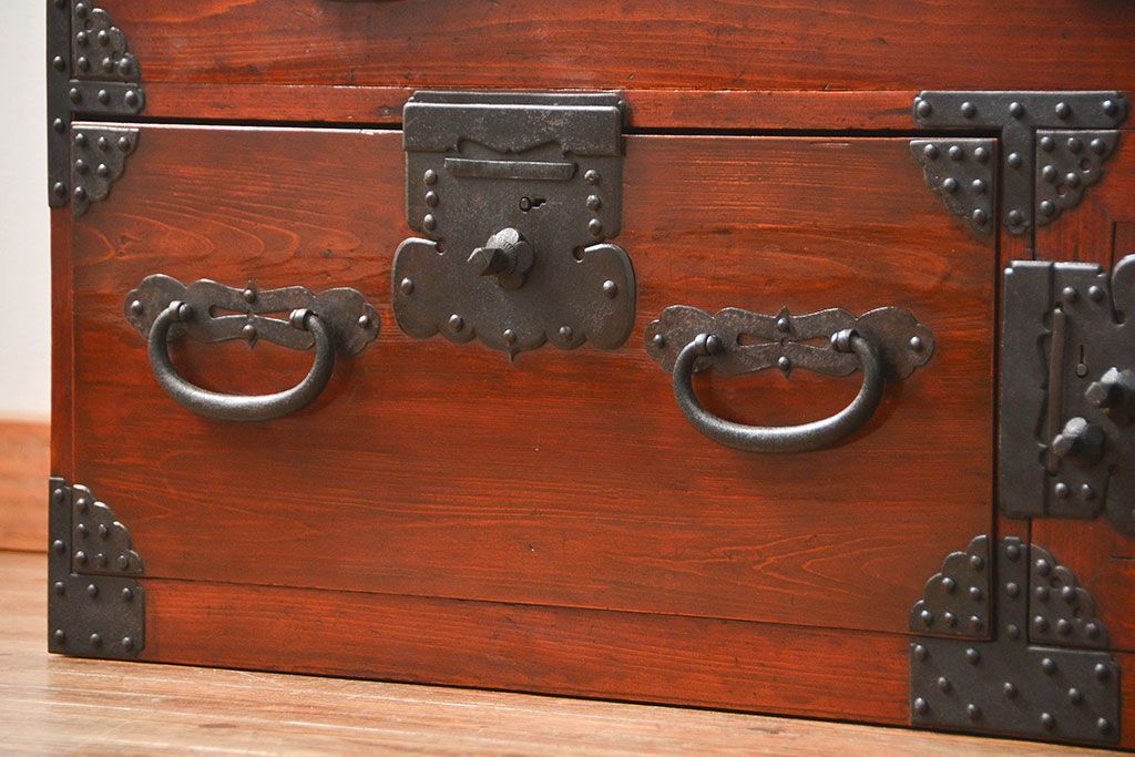 アンティーク家具　古民具・骨董 重厚な金具の美しい観音開き時代箪笥(帳場箪笥、たんす)