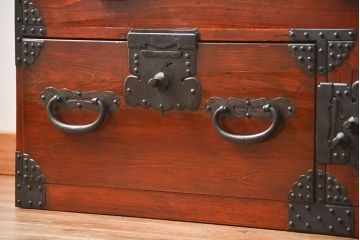 アンティーク家具　古民具・骨董 重厚な金具の美しい観音開き時代箪笥(帳場箪笥、たんす)