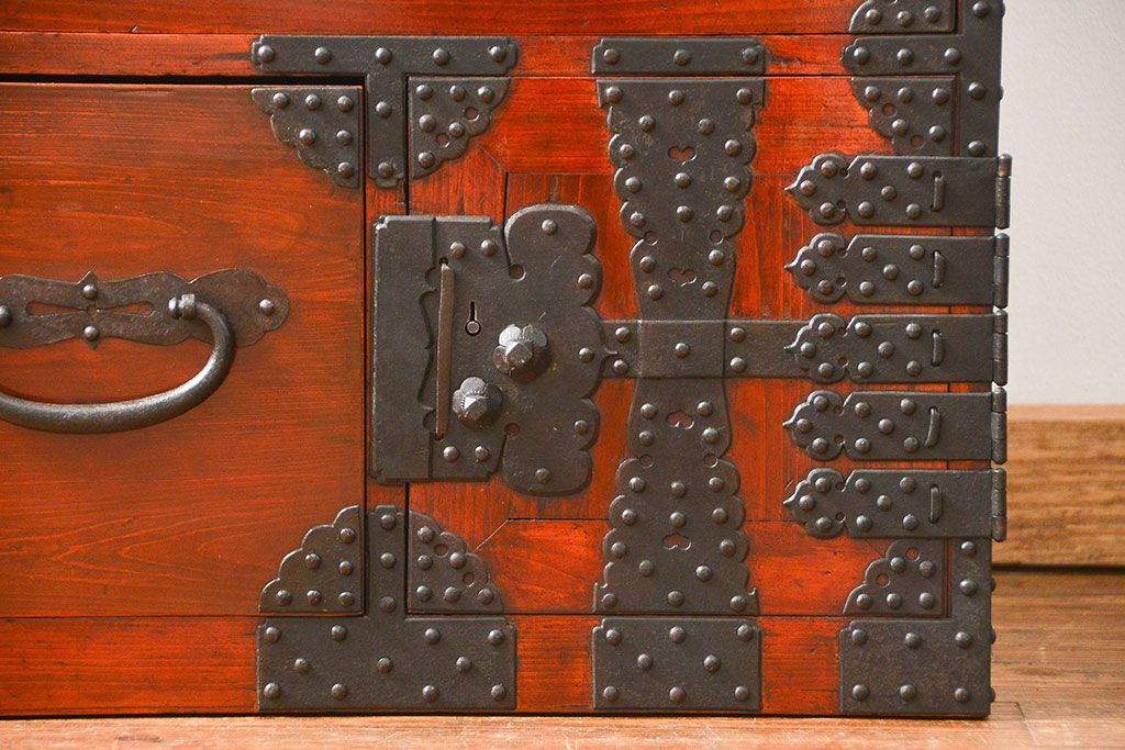 アンティーク家具　古民具・骨董 重厚な金具の美しい観音開き時代箪笥(帳場箪笥、たんす)