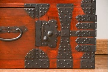 アンティーク家具　古民具・骨董 重厚な金具の美しい観音開き時代箪笥(帳場箪笥、たんす)