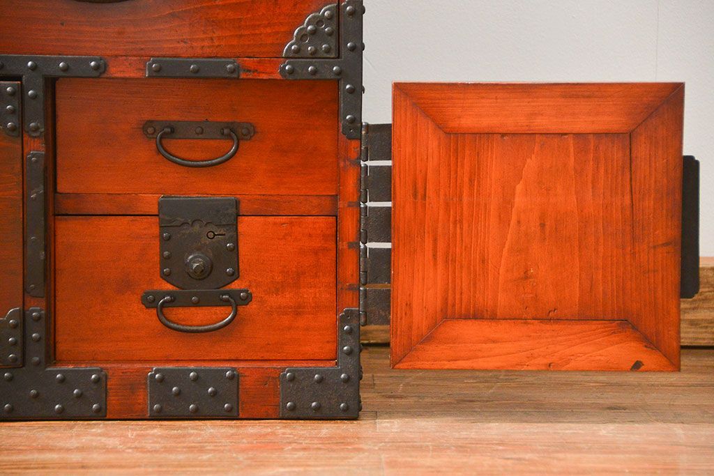 アンティーク家具　古民具・骨董 重厚な金具の美しい観音開き時代箪笥(帳場箪笥、たんす)