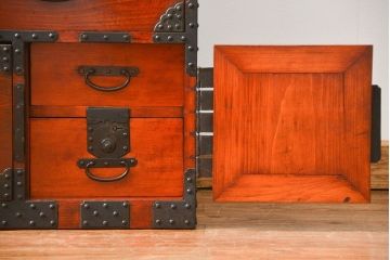 アンティーク家具　古民具・骨董 重厚な金具の美しい観音開き時代箪笥(帳場箪笥、たんす)