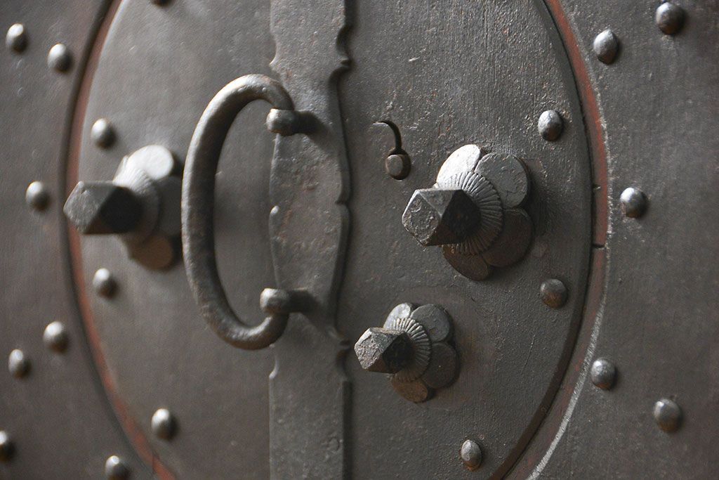 アンティーク家具　古民具・骨董 重厚な金具の美しい観音開き時代箪笥(帳場箪笥、たんす)