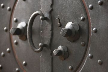 アンティーク家具　古民具・骨董 重厚な金具の美しい観音開き時代箪笥(帳場箪笥、たんす)