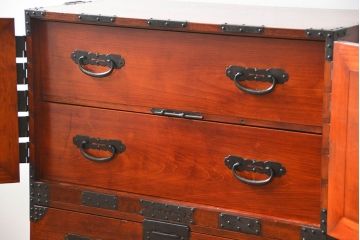 アンティーク家具　古民具・骨董 重厚な金具の美しい観音開き時代箪笥(帳場箪笥、たんす)