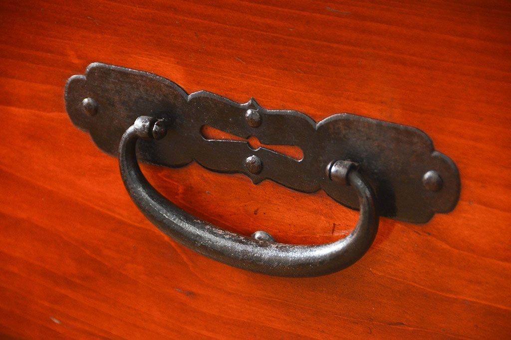 アンティーク家具　古民具・骨董 重厚な金具の美しい観音開き時代箪笥(帳場箪笥、たんす)