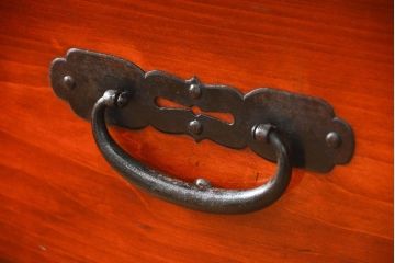 アンティーク家具　古民具・骨董 重厚な金具の美しい観音開き時代箪笥(帳場箪笥、たんす)