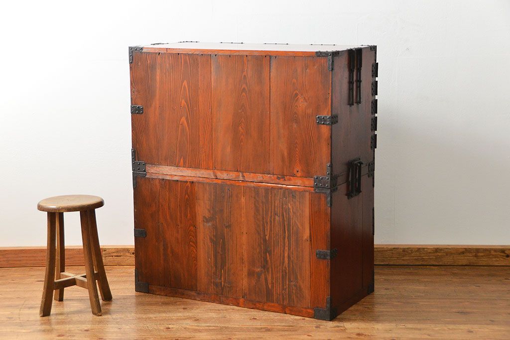 アンティーク家具　古民具・骨董 重厚な金具の美しい観音開き時代箪笥(帳場箪笥、たんす)