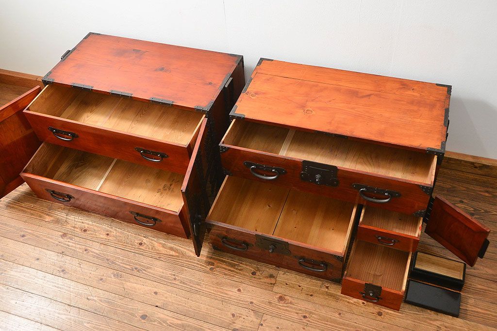 アンティーク家具　古民具・骨董 重厚な金具の美しい観音開き時代箪笥(帳場箪笥、たんす)