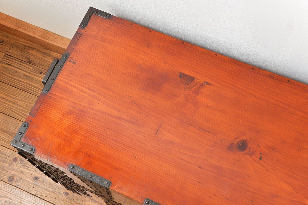 アンティーク家具　古民具・骨董 重厚な金具の美しい観音開き時代箪笥(帳場箪笥、たんす)