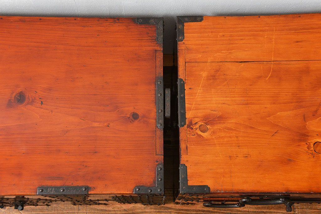 アンティーク家具　古民具・骨董 重厚な金具の美しい観音開き時代箪笥(帳場箪笥、たんす)