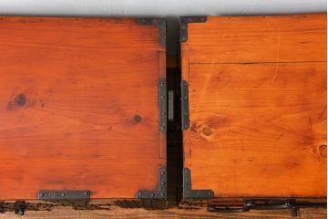 アンティーク家具　古民具・骨董 重厚な金具の美しい観音開き時代箪笥(帳場箪笥、たんす)