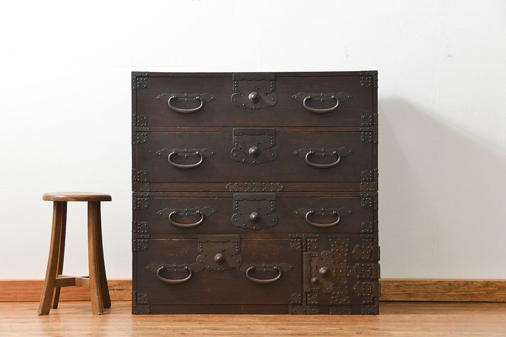 アンティーク家具　古民具・骨董 使い込まれた二段重ね時代箪笥(たんす、タンス)