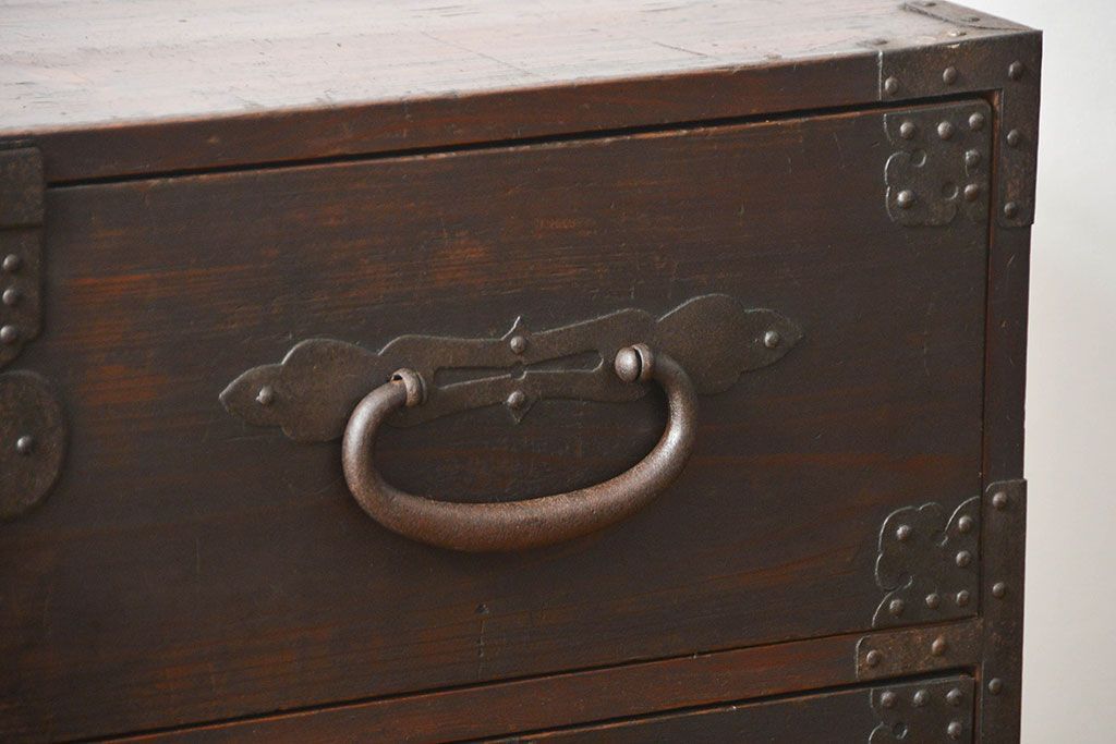 アンティーク家具　古民具・骨董 使い込まれた二段重ね時代箪笥(たんす、タンス)