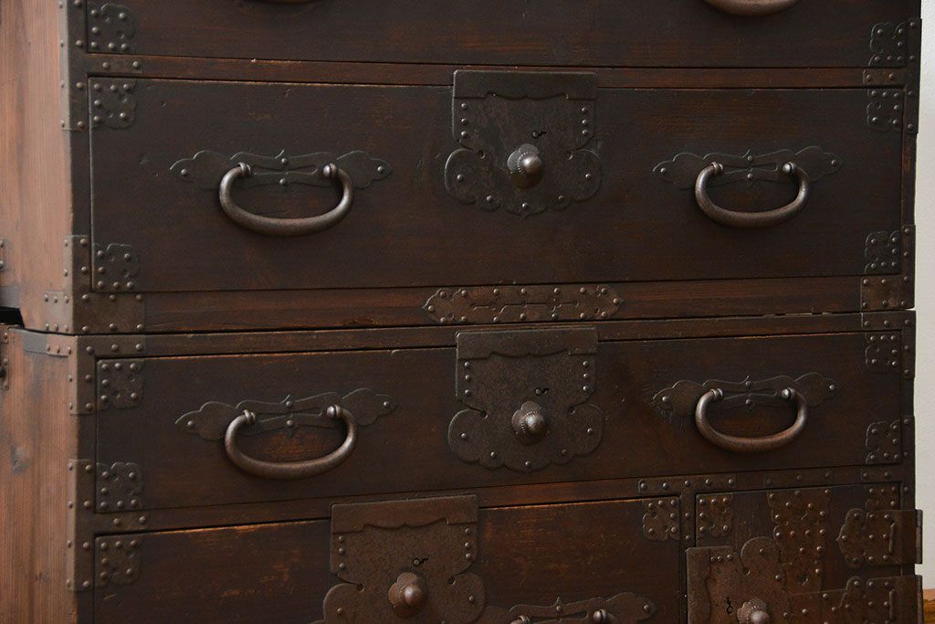 アンティーク家具　古民具・骨董 使い込まれた二段重ね時代箪笥(たんす、タンス)