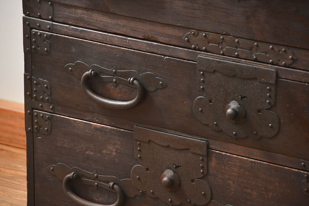 アンティーク家具　古民具・骨董 使い込まれた二段重ね時代箪笥(たんす、タンス)