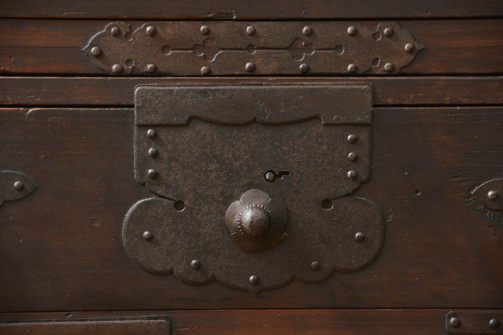 アンティーク家具　古民具・骨董 使い込まれた二段重ね時代箪笥(たんす、タンス)