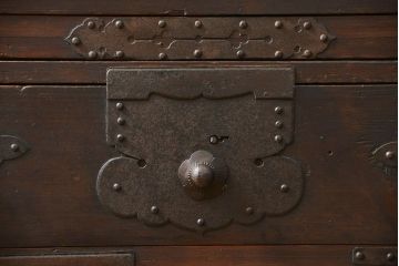 アンティーク家具　古民具・骨董 使い込まれた二段重ね時代箪笥(たんす、タンス)