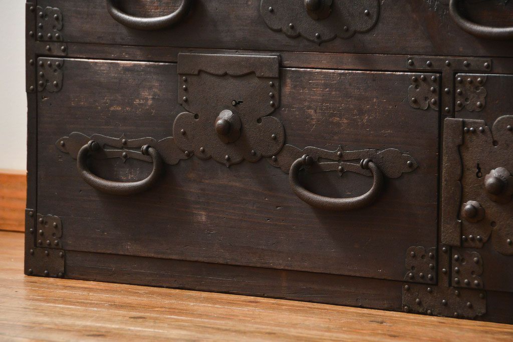 アンティーク家具　古民具・骨董 使い込まれた二段重ね時代箪笥(たんす、タンス)