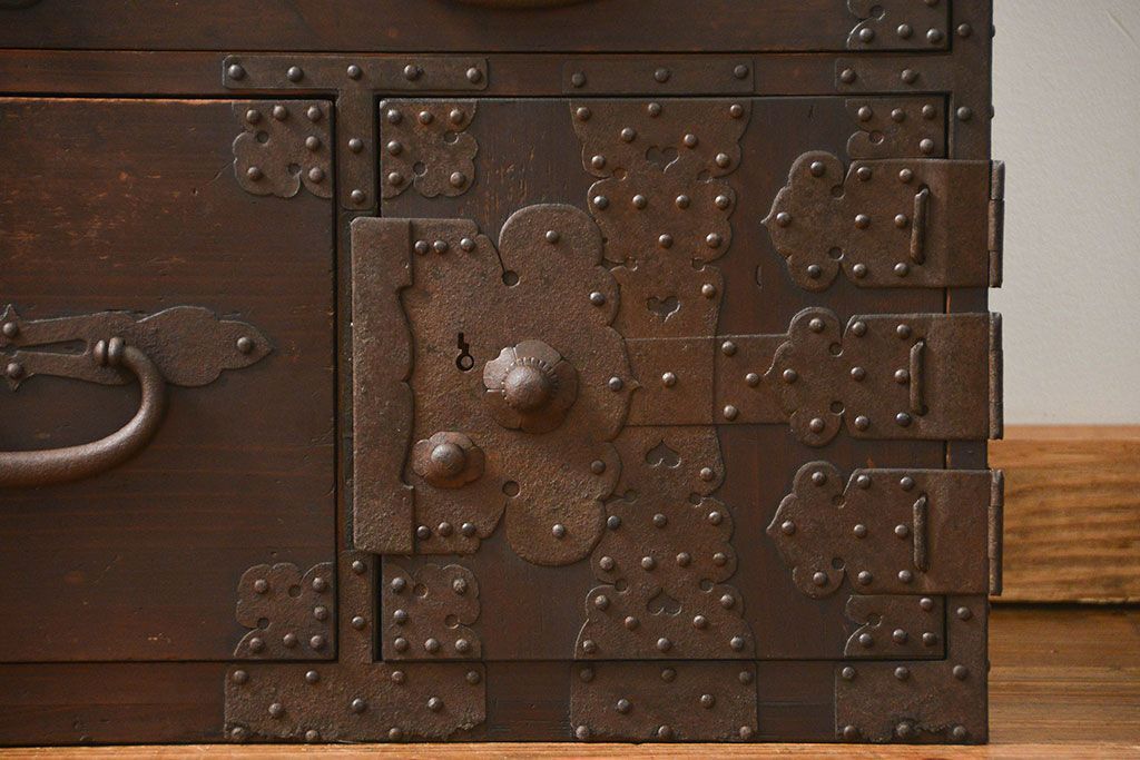 アンティーク家具　古民具・骨董 使い込まれた二段重ね時代箪笥(たんす、タンス)