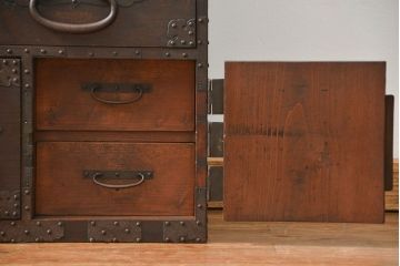 アンティーク家具　古民具・骨董 使い込まれた二段重ね時代箪笥(たんす、タンス)