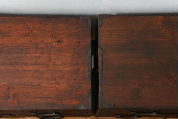 アンティーク家具　古民具・骨董 使い込まれた二段重ね時代箪笥(たんす、タンス)