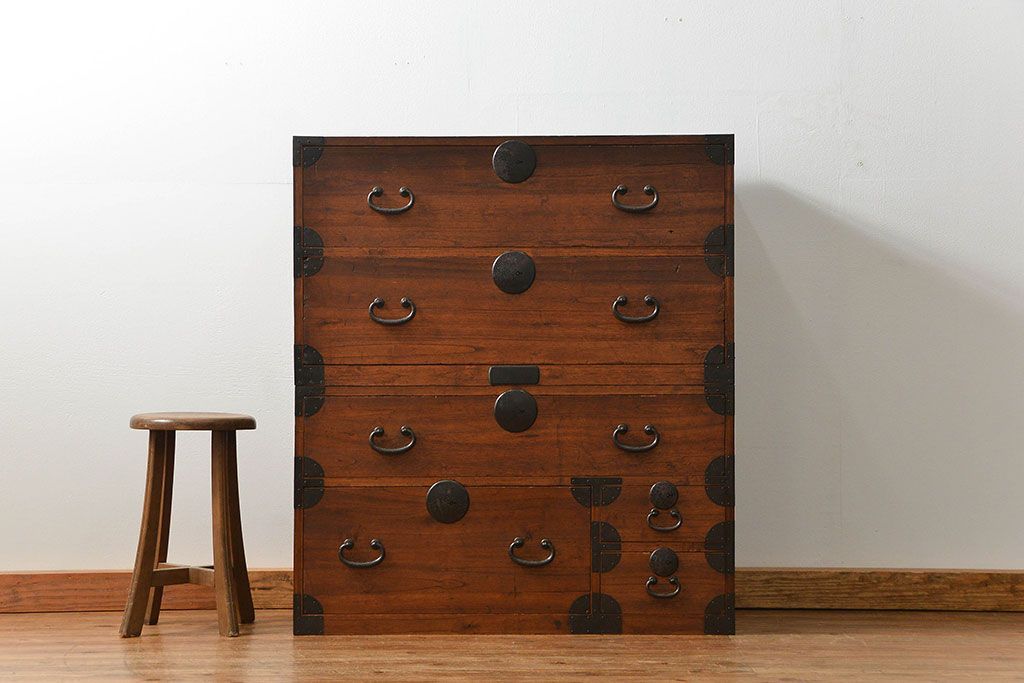 レトロ家具　昭和レトロ シンプルな二段重ね時代箪笥(たんす、タンス)