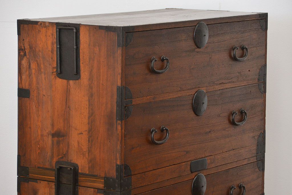 レトロ家具　昭和レトロ シンプルな二段重ね時代箪笥(たんす、タンス)