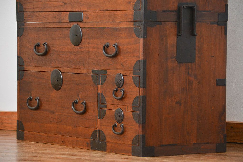 レトロ家具　昭和レトロ シンプルな二段重ね時代箪笥(たんす、タンス)