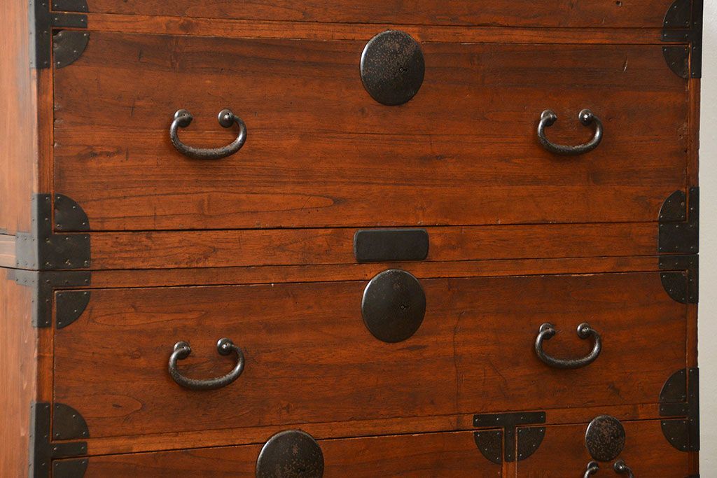 レトロ家具　昭和レトロ シンプルな二段重ね時代箪笥(たんす、タンス)