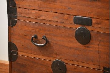 レトロ家具　昭和レトロ シンプルな二段重ね時代箪笥(たんす、タンス)