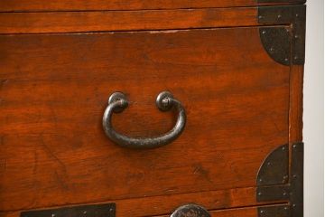 レトロ家具　昭和レトロ シンプルな二段重ね時代箪笥(たんす、タンス)