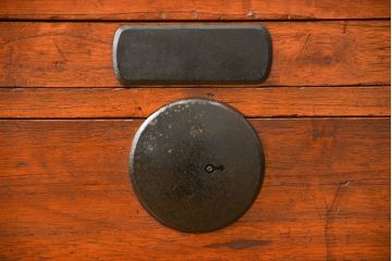 レトロ家具　昭和レトロ シンプルな二段重ね時代箪笥(たんす、タンス)