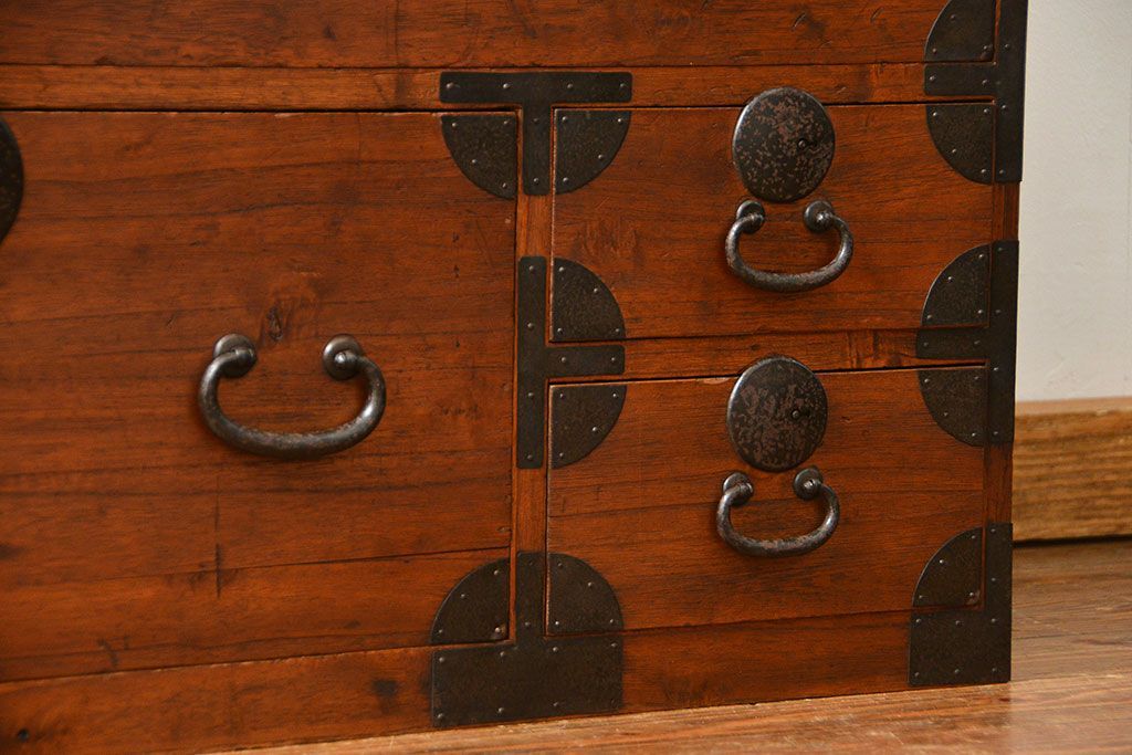 レトロ家具　昭和レトロ シンプルな二段重ね時代箪笥(たんす、タンス)