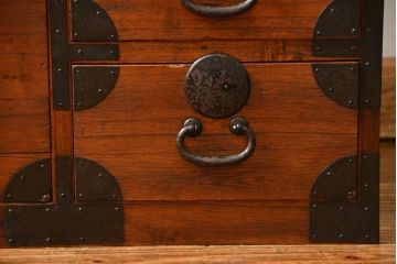 レトロ家具　昭和レトロ シンプルな二段重ね時代箪笥(たんす、タンス)