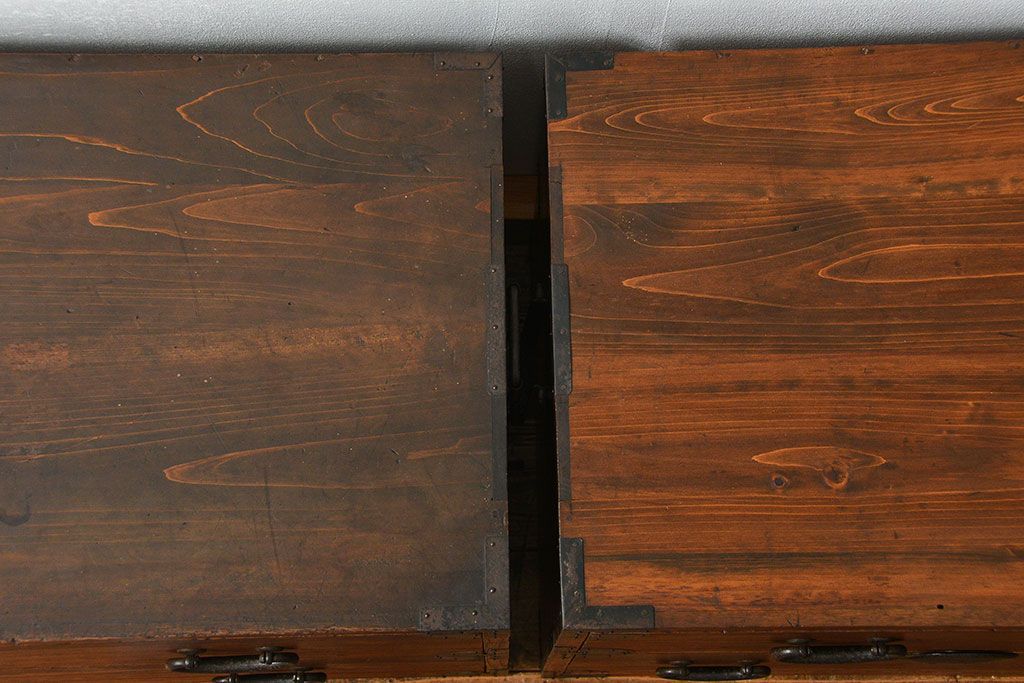 レトロ家具　昭和レトロ シンプルな二段重ね時代箪笥(たんす、タンス)