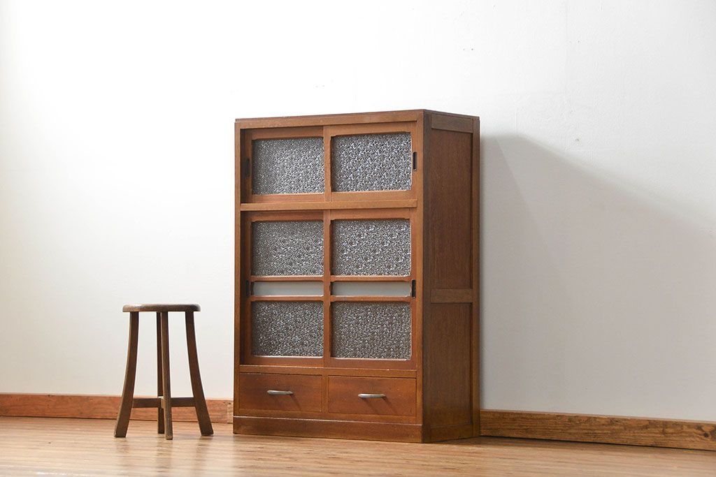 レトロ家具　アンティーク レトロなデザインの小振りな食器棚(収納棚、キャビネット)