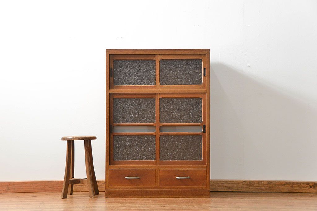 レトロ家具　アンティーク レトロなデザインの小振りな食器棚(収納棚、キャビネット)